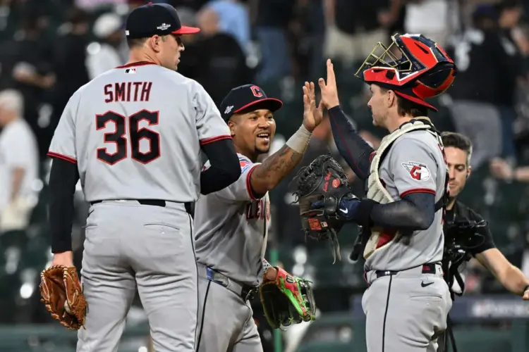 Guardianes mantienen viva la serie ante Medias Blancas