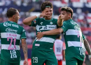 Doblete y triunfo para Santos