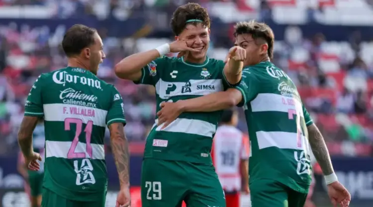 Doblete y triunfo para Santos