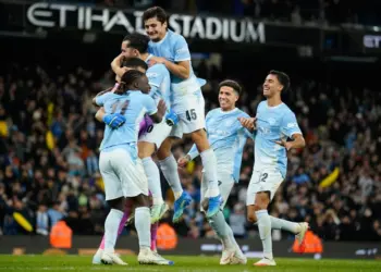 Manchester City avanza y Arsenal queda eliminado