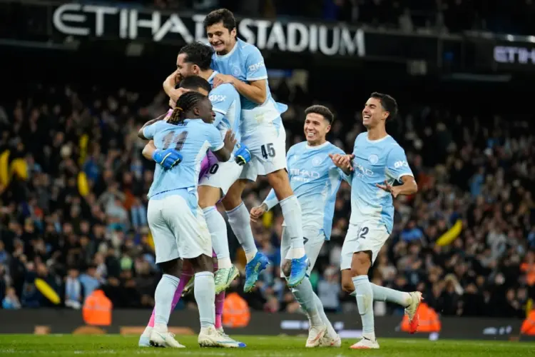Manchester City avanza y Arsenal queda eliminado