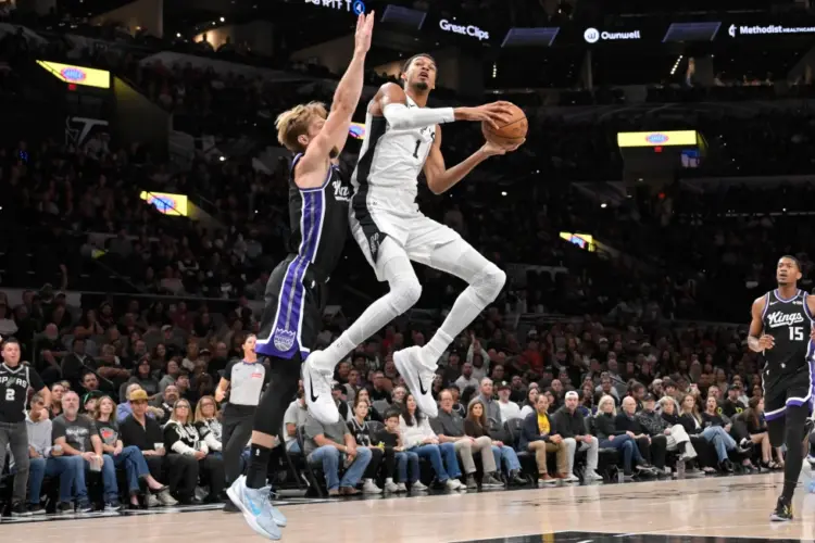 Spurs vencen 130-103 a Kings con Wembanyama