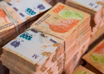 Menos efectivo en Argentina: cae 58% en una década