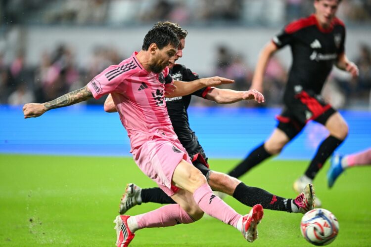 Messi firma doblete tras despedirse de Argentina