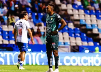 Puebla rescata empate ante León con golazo de Armenta