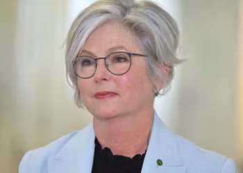 Diputada australiana Helen Haines pierde una pierna tras ataque