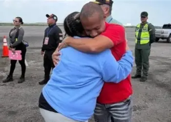 Dos vuelos llevan a 387 venezolanos de regreso