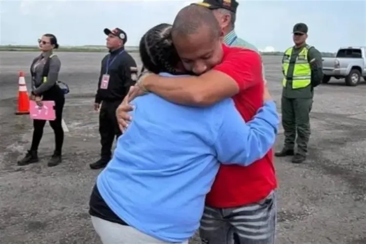 Dos vuelos llevan a 387 venezolanos de regreso