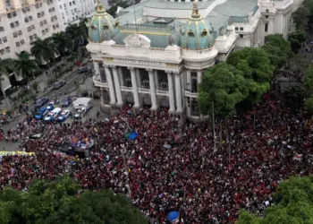 Estudiantes toman Río contra Flávio Bolsonaro