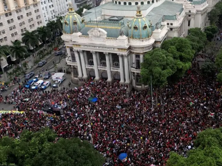 Estudiantes toman Río contra Flávio Bolsonaro