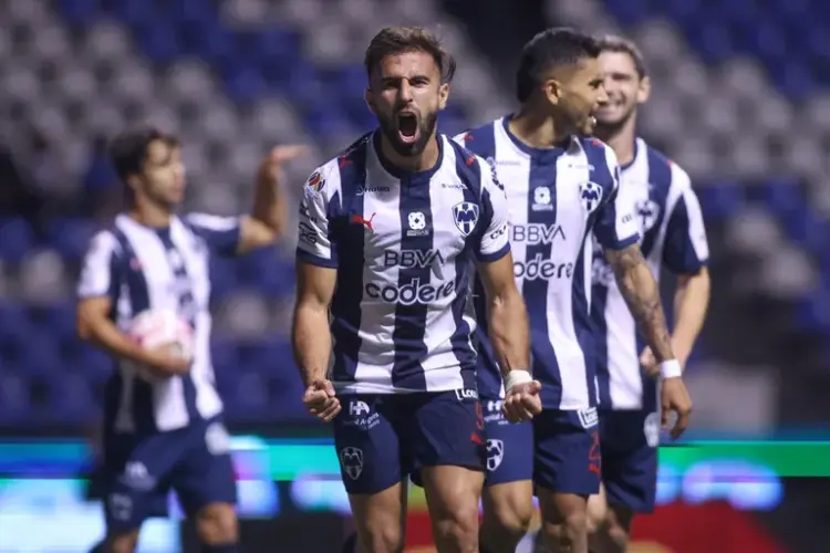 Rayados golea 4-1 al Puebla y se acerca a la Liguilla