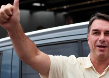 Flávio Bolsonaro acusa fraude electoral en Brasil