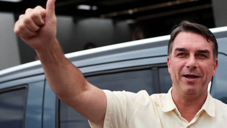 Flávio Bolsonaro acusa fraude electoral en Brasil