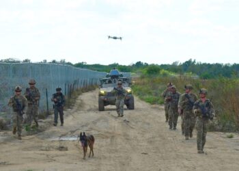 Trump prohíbe vuelos de drones en la frontera con México