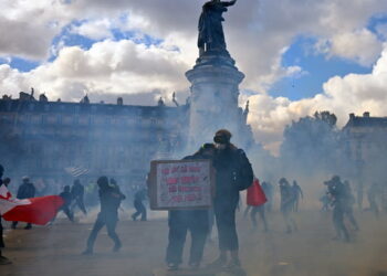 Chalecos amarillos regresan a Francia con disturbios